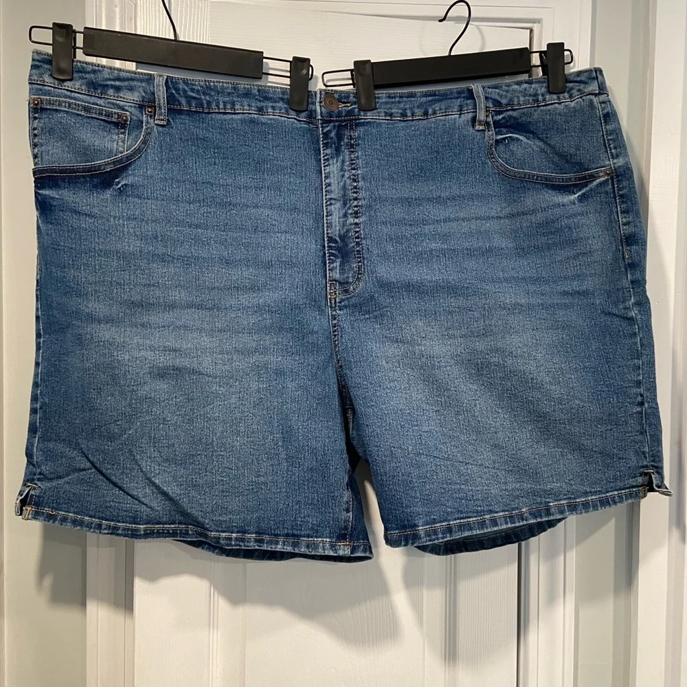 NWT Terra & Sky Size 4X Elastic Back Zip Up Split Hem Med Wash Denim Jean Shorts